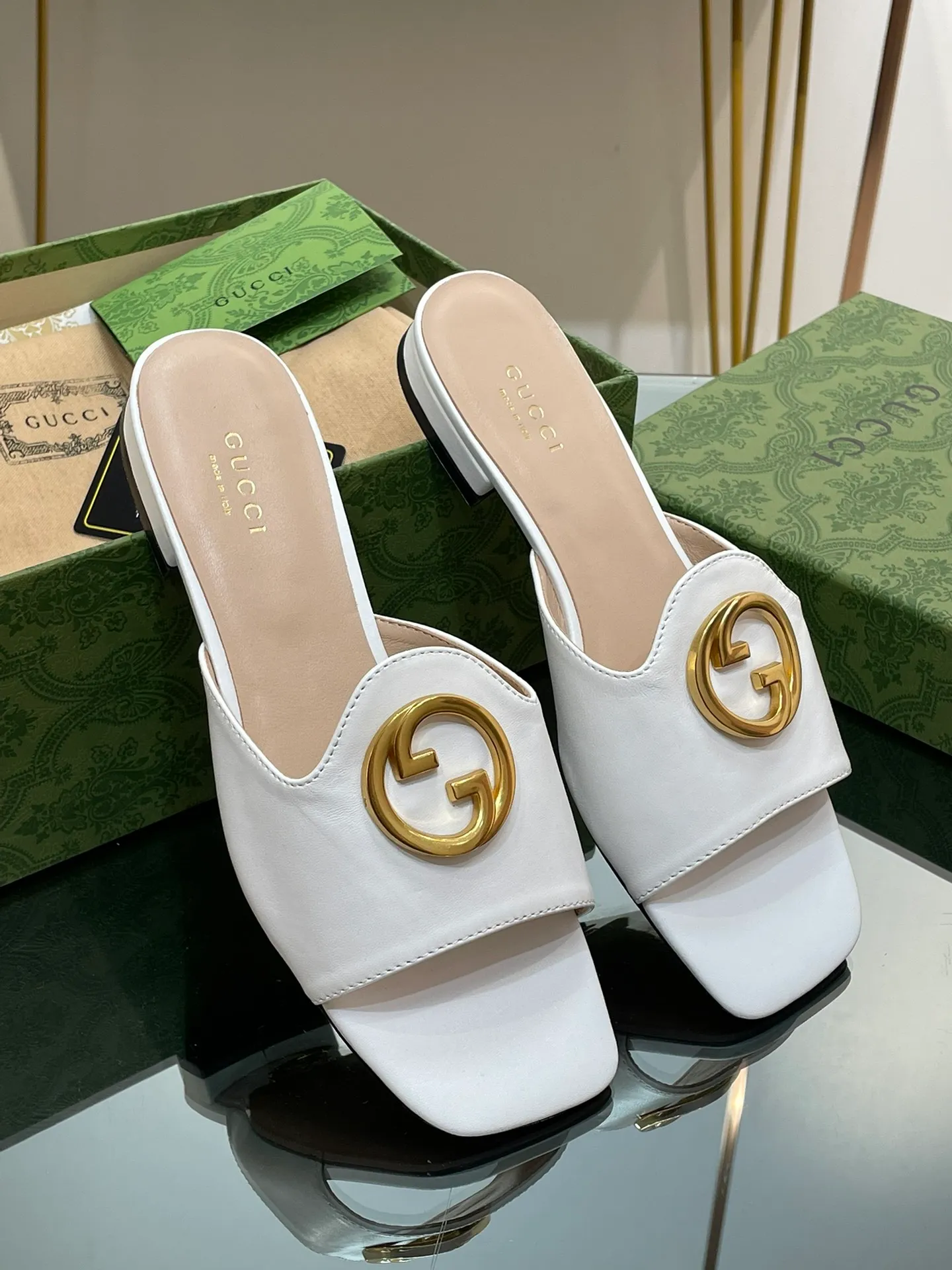 👟👟Ex-factory price 440👟👟 GuCCl high-end boutique 2024 new flat-heeled round interlocking double GG slippers, authentic original quality! Every detail has been carefully crafted and can be compared with ZG, no second quality!  Fabric: Original customized imported grain leather Hardware: Dongguan Dachang mold-opening hardware round interlocking double G buckle Lining/foot pads: High-end customized sheepskin lining Heel height: 1.0CM Outsole: Italian genuine leather sole Size: 35-41 (40 41 customized, non-returnable) Original high-end packaging!  The GucCi Blondie series made its debut in Los Angeles during the "Gucci March of Love" series of fashion shows, showing its outstanding charm on the star-studded Hollywood Walk of Fame. The new series echoes the style shown in the recent series, blending retro aesthetics and modern fashion to integrate different eras! The monogram pattern of the brand founder originates from the archive design of the 1970s, vividly interpreting this mid-heeled shoe💋👏 ●Circular interlocking double G details. High ●Italian creation Green full set of high-end original packaging